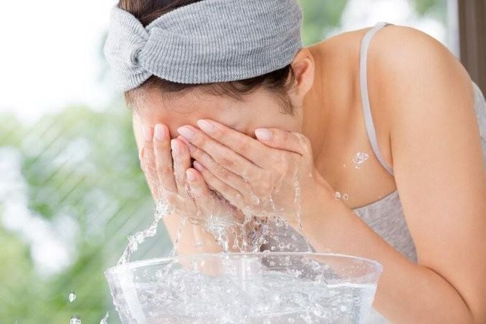 Chú trọng đến việc làm sạch da một cách dịu nhẹ.