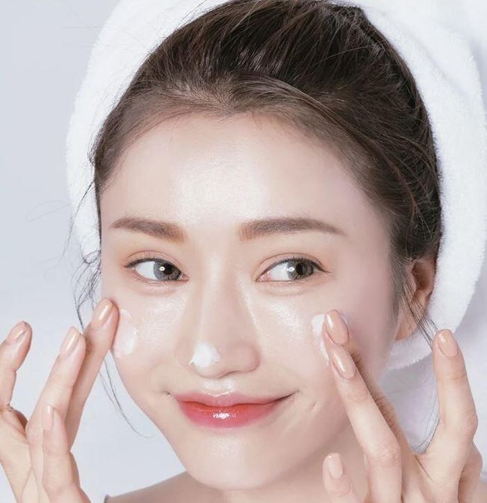 Phái đẹp cần chú ý đến việc dưỡng ẩm cho da để hạn chế tình trạng mất nước.