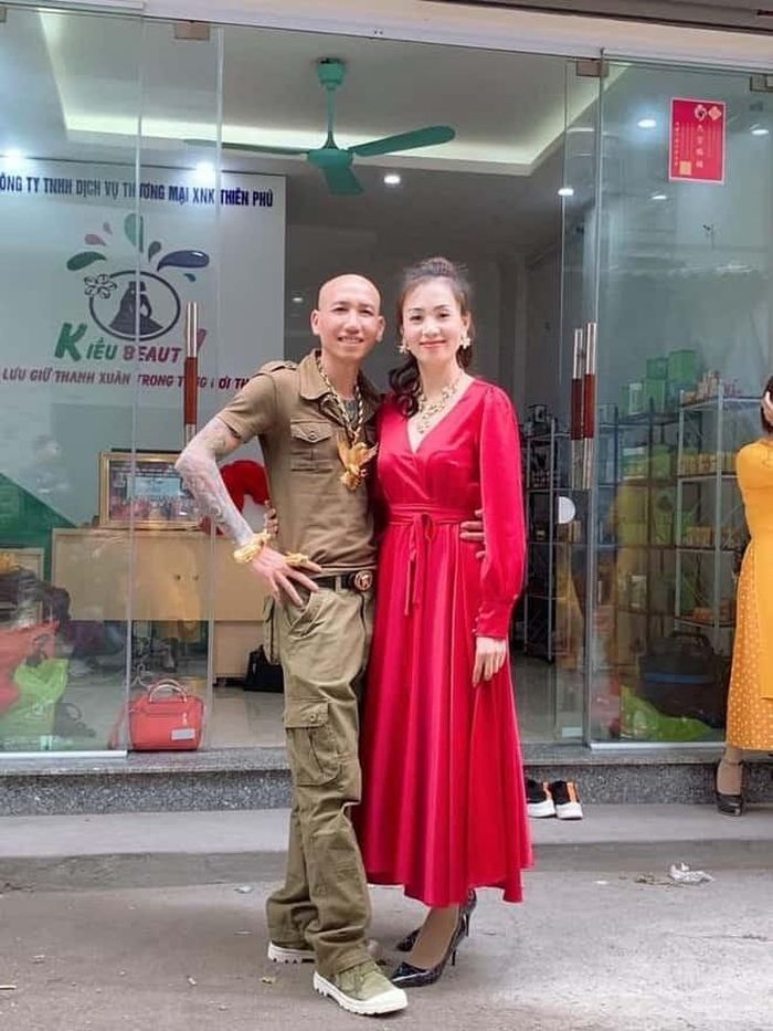 Phú Lê và vợ Lã Thúy Kiều. Ảnh: MXH. ↵