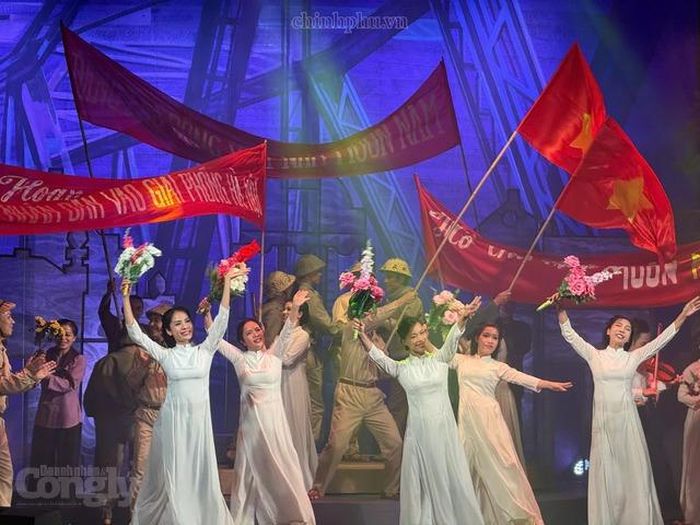 Các đơn vị nghệ thuật của Hà Nội sẽ thực hiện 13 buổi biểu diễn tại nhiều địa bàn trong dịp Cách mạng Tháng Tám và Quốc khánh 2/9, mang đến các chương trình đa dạng, kết hợp nghệ thuật truyền thống và hiện đại. (Ảnh minh họa: chinhphu.vn).