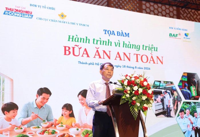 Nhà báo Vũ Đức Thuận- Tổng Biên tập Tạp chí Thương hiệu và Công luận phát biểu tại tọa đàm 