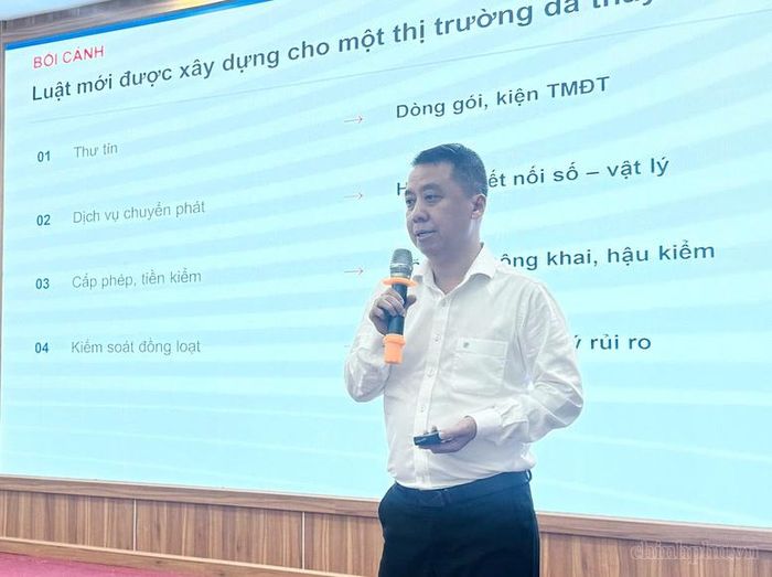Ông Lã Hoàng Trung, Vụ trưởng Vụ Bưu chính (Bộ Khoa học và Công nghệ) trình bày các nội dung chính của dự thảo Luật Bưu chính (sửa đổi) - Ảnh: chinhphu.vn/Thu Giang