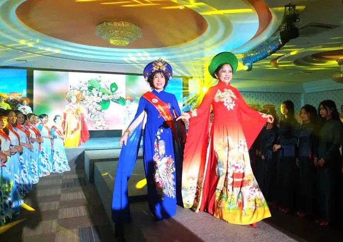 Hội viên Chi hội Văn hóa Áo dài Khánh Hòa tự tin khoe sắc