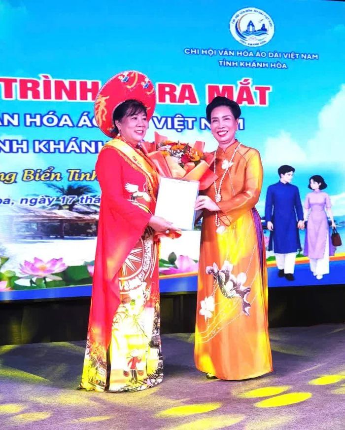 Chủ tịch Hiệp hội (phải) trao Quyết định thành lập cho Chi hội trường