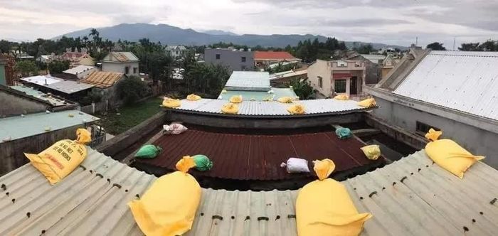 Gia đình nên kiểm tra mái nhà, cửa sổ, ban công, hệ thống thoát nước, cây xanh và những vật dụng có thể bị gió cuốn.