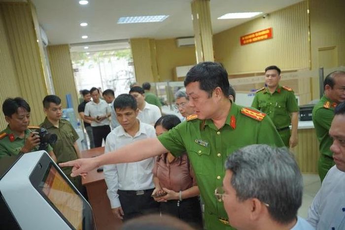 Đại tá Nguyễn Đình Dương, Phó Giám đốc Công an TPHCM dự lể ra mắt Bộ phận tiếp nhận, trả kết quả giải quyết thủ tục hành chính tại Công an cấp xã ở phường Sài Gòn
