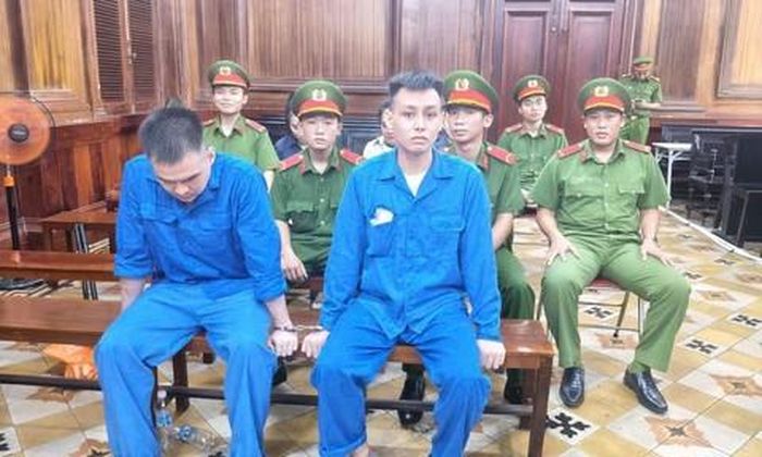Bị cáo Tuấn (bên phải) cũng bị đề nghị mức án tử hình