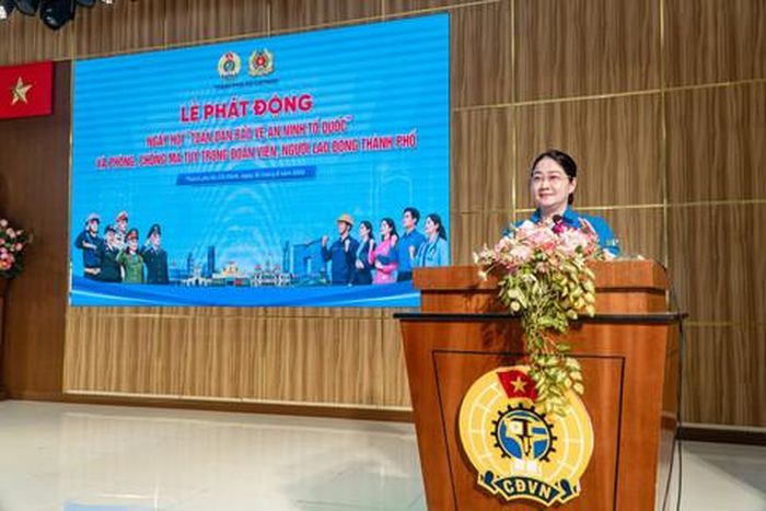 Bà Nguyễn Kim Loan, Phó Chủ tịch LĐLĐ TPHCM phát biểu tại buổi lễ phát động