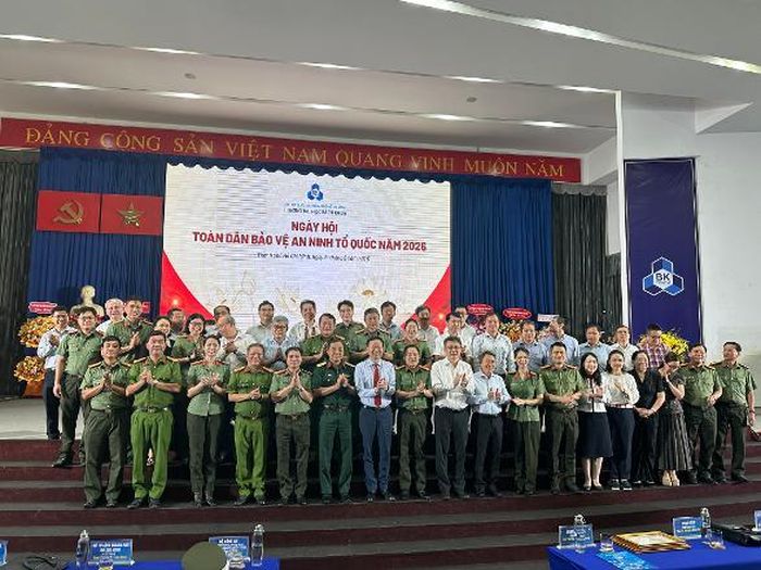 Các đại biểu tham dự chương trình Ngày hội Toàn dân bảo vệ an ninh Tổ quốc TP.HCM năm 2026 chụp ảnh lưu niệm