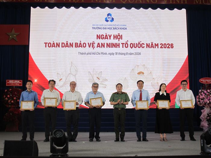 Thượng tá Phan Huy Văn - Phó giám đốc CATP trao khen thưởng cho các cá nhân có thành tích xuất sắc trong phong trào TDBVANTQ năm 2026.
