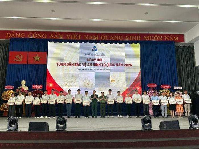 Đại diện Ban Chỉ đạo 138 Thành phố và đại diện lãnh đạo Bộ Công an trao Giấy khen của CATP cho các cá nhân thuộc Trường Đại học Bách Khoa TPHCM có thành tích xuất sắc