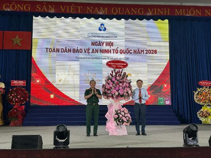 Thiếu tướng Vũ Văn Điền - Tư lệnh Bộ Tư lệnh Thành phố, đại diện Ban Chỉ đạo 138 Thành phố tặng hao chúc mừng Ngày hội