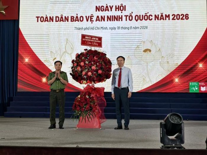 Đại tá Trần Quý Trường - Phó Cục trưởng Cục Xây dựng phong trào bảo vệ An ninh Tổ quốc, Bộ Công an tặng hoa chúc mừng Ngày hội