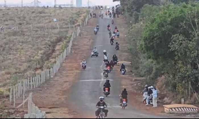Trước đây, cánh đồng điện gió, các thanh thiếu niên điều khiển xe máy càn quấy. Ảnh CA Gia Lai.