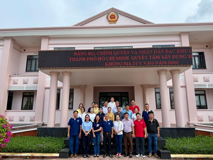 Đoàn công tác chụp ảnh lưu niệm 