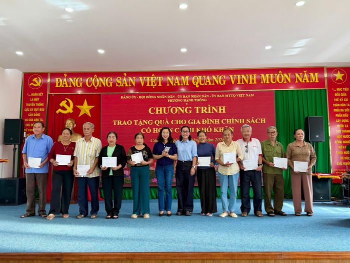 Những phần quà ý nghĩa góp phần lan toả tinh thần sẻ chia, đùm bọc của nhân dân và chính quyền P.Hạnh Thông dành tới các gia đình có hoàn cảnh khó khăn ở Đặc khu Côn Đảo 