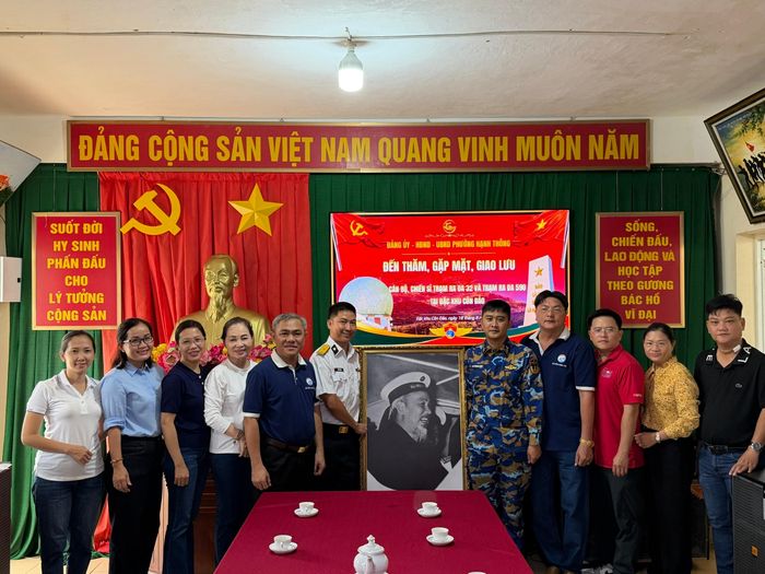 Đoàn công tác trao tặng bức ảnh Chủ tịch Hồ Chí Minh đến CBCS Trạm Ra đa 590 
