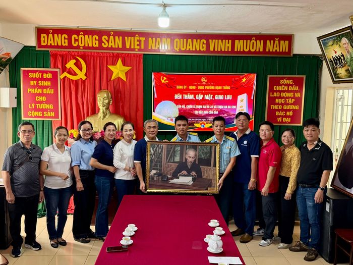 Đoàn công tác P.Hạnh Thông trao tặng bức ảnh Chủ tịch Hồ Chí Minh cho CBCS Trạm Ra đa 32