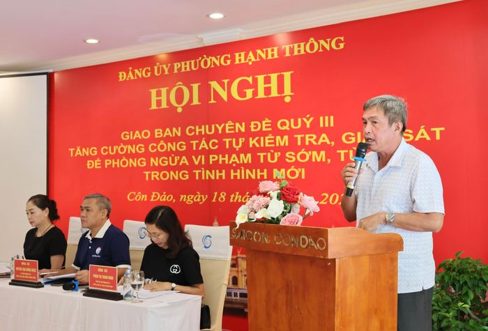 Ông Bành Văn Trần Vinh, Trưởng Phòng Kinh tế Hạ tầng và Đô thị báo cáo tham luận