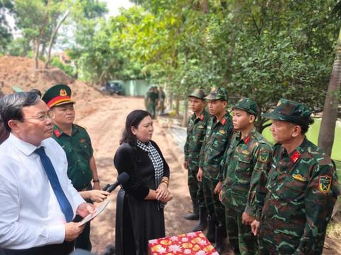 Đoàn công tác tỉnh Tây Ninh thăm hỏi, động viên và tặng quà các lực lượng đang thực hiện nhiệm vụ tìm kiếm, quy tập hài cốt liệt sĩ.