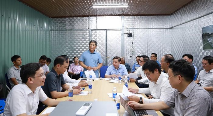  Phó Tổng giám đốc EVN Nguyễn Tài Anh phát biểu tại cuộc họp trên công trường dự án Trạm biến áp 220kV Phú Quốc.