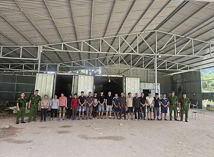 Các đối tượng trong vụ án buôn lậu và vận chuyển trái phép hàng hóa qua biên giới. Ảnh: Công an tỉnh Quảng Ninh