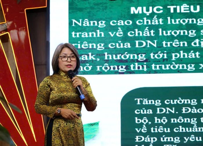  Bà Nguyễn Thị Thái Thanh, Giám đốc Công ty Cổ phần Ban Mê Green Farm trình bày tham luận tại Tọa đàm