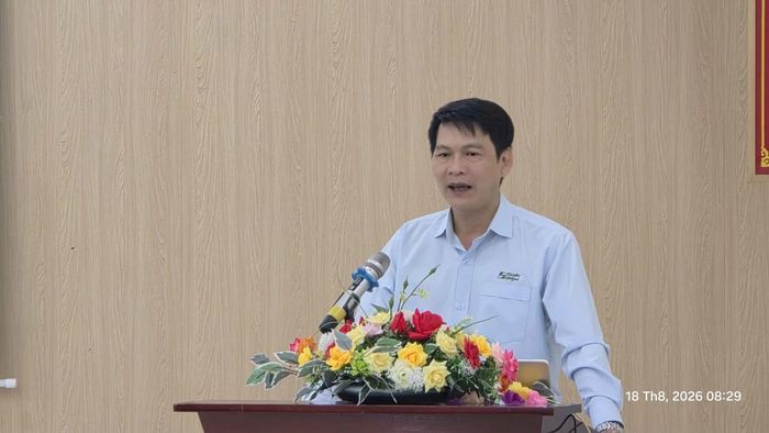 Ông Châu Ngọc Phi, Giám đốc Trung tâm Khuyến nông (Sở NNMT Tp. Huế) phát biểu tại Hôi nghị tổng kết mô hình hỗ trợ ừng dụng kỹ thuật xen canh Lúa - Tôm...
