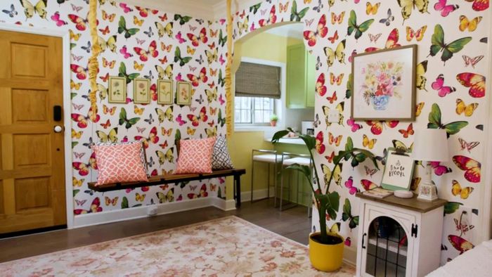 Mỗi căn nhà đều được trang trí với những điểm nhấn màu sắc nổi bật. (Ảnh: Rob Senseka)