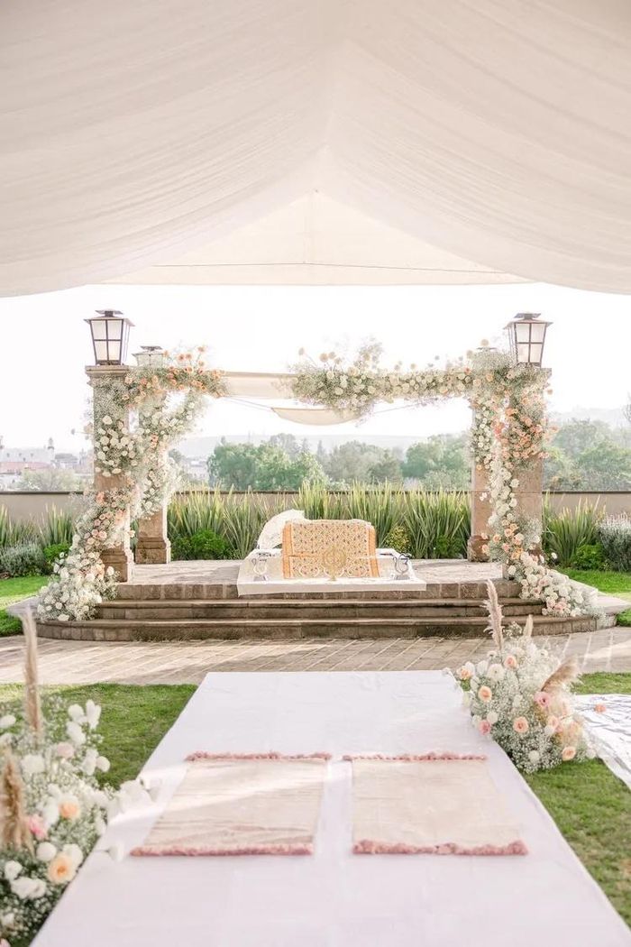 Lễ đài Mandap là khu vực diễn ra các nghi thức chính trong nhiều đám cưới Ấn Độ. (Ảnh: Brides)