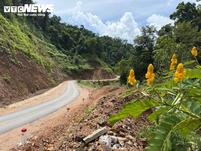 Anh Hồ Khánh An (trú xã Khe Tre, TP Huế) vui mừng: “Bây giờ đường thông rồi, từ Khe Tre lên A Lưới chỉ còn chưa đầy 50km, chạy thong thả mất hơn một tiếng đồng hồ. Sáng đi trao quà, chiều đã về nhà ăn cơm cùng gia đình. Đường không rộng nhưng mặt đường êm ru, lại có vạch sơn đường, hộ lan mềm tôn lượn sóng, gương cầu lồi và rãnh thoát nước kiên cố nên đi lại yên tâm lắm”.