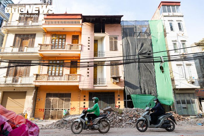 Theo ghi nhận của PV Báo Điện tử VTC News, nhiều công trình nằm trong phạm vi dự án đã được tháo dỡ. Các loại phế thải, vật liệu xây dựng cũng đang được vận chuyển khỏi khu vực để sớm hình thành mặt bằng sạch.