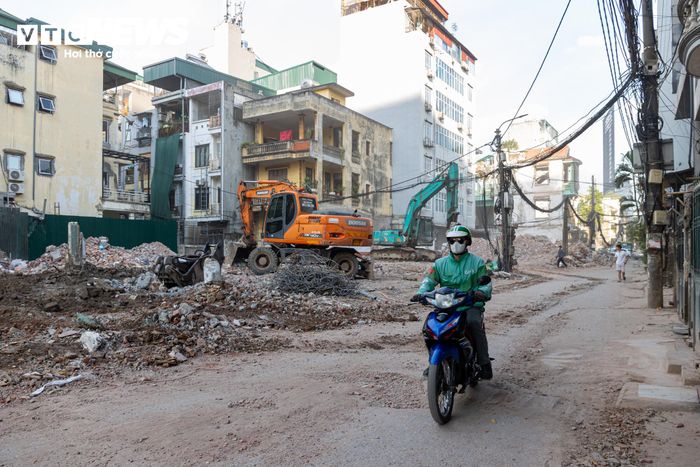 Theo quy hoạch, ngõ 381 Nguyễn Khang sẽ được mở rộng lên khoảng 21,5m, rộng hơn nhiều lần so với hiện trạng. Khi hoàn thành, tuyến đường sẽ tăng khả năng kết nối với Vành đai 2,5, góp phần hoàn thiện mạng lưới giao thông tại khu vực phía Tây Hà Nội.