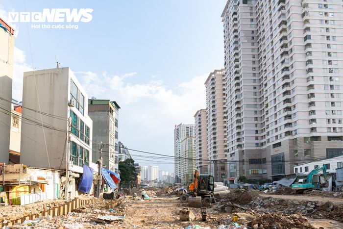 Đoạn tuyến kết nối với đường Dương Đình Nghệ đang từng bước được định hình. Khi các dự án hoàn thành, hệ thống giao thông khu vực được kỳ vọng sẽ được kết nối đồng bộ hơn, giảm áp lực lên các tuyến đường hiện hữu và tạo thêm không gian phát triển đô thị.