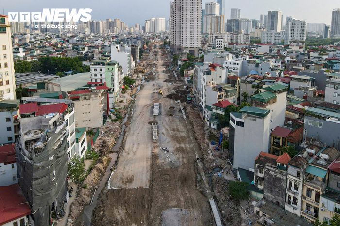 Tại khu vực thi công, máy móc cùng đội ngũ kỹ sư, công nhân được huy động để thực hiện đồng thời các hạng mục như hệ thống thoát nước, nền đường và hạ tầng kỹ thuật.