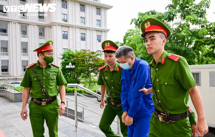 Trong vụ án bị cáo Nguyễn Bá Hoan, Tống Hải Nam (cựu Cục trưởng Cục Quản lý lao động ngoài nước) và một số cán bộ thuộc Cục nhận hối lộ hơn 30,2 tỷ đồng của các cá nhân thuộc 31 doanh nghiệp.