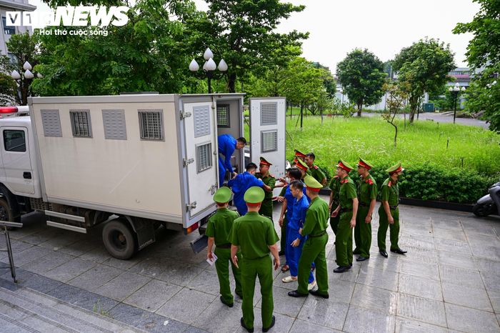 Ngoài ông Nguyễn Bá Hoan, 27 bị cáo khác bị đưa ra xét xử về các tội Vi phạm quy định về kế toán gây hậu quả nghiêm trọng, Nhận hối lộ, Môi giới hối lộ.