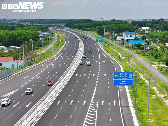 Cao tốc Biên Hòa - Vũng Tàu đã đưa toàn bộ tuyến chính vào khai thác từ ngày 18/5. Việc hoàn thiện các hạng mục kết nối với Bến Lức - Long Thành sẽ góp phần khép kín mạng lưới cao tốc khu vực phía Nam, tăng khả năng phân luồng và rút ngắn hành trình giữa miền Tây, TP.HCM với Đồng Nai và khu vực Bà Rịa - Vũng Tàu.