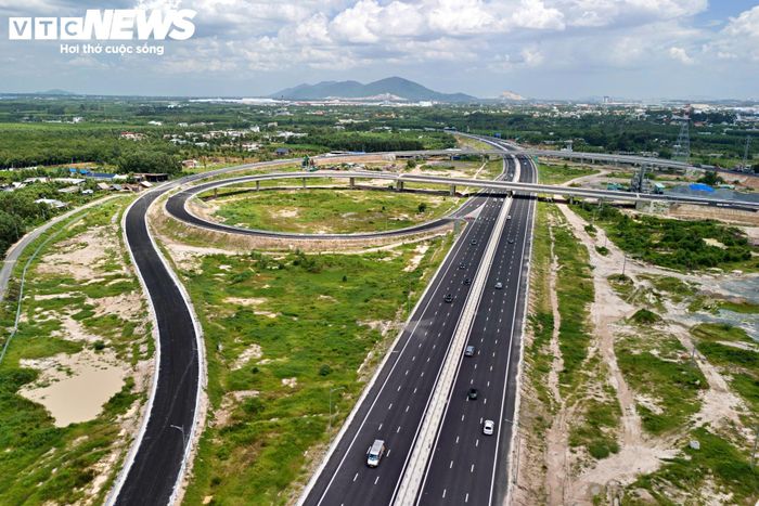 Thông qua nút giao Quốc lộ 51 và Tân Hiệp, phương tiện từ hướng Bến Lức - TP.HCM có thể tiếp cận cao tốc Biên Hòa - Vũng Tàu, mở thêm hướng di chuyển đến Vũng Tàu và khu vực cảng Cái Mép - Thị Vải.