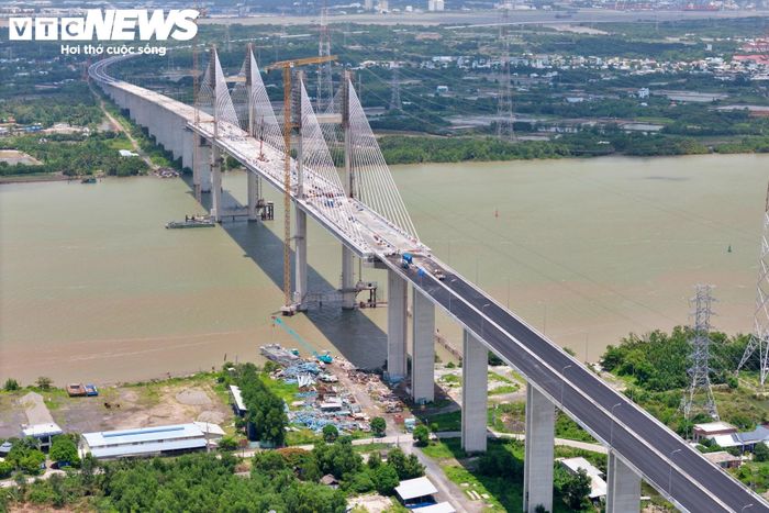 Cao tốc Bến Lức - Long Thành dài 57,8 km hiện cơ bản hoàn thành phần lớn tuyến. Hạng mục còn lại mang tính quyết định là cầu Phước Khánh bắc qua sông Lòng Tàu. Các nhà thầu đang tập trung nhân lực, máy móc để hoàn thiện công trình, hướng tới thông xe toàn tuyến trong tháng 9.