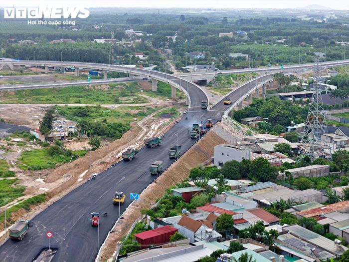 Từ trên cao, khu vực thi công gói XL-NG51 hiện lên với nhiều mũi thi công cùng lúc. Các tuyến đường dẫn, cầu vượt và mặt đường đang từng bước được hoàn thiện, khép kín các hạng mục trước thời điểm dự án về đích.