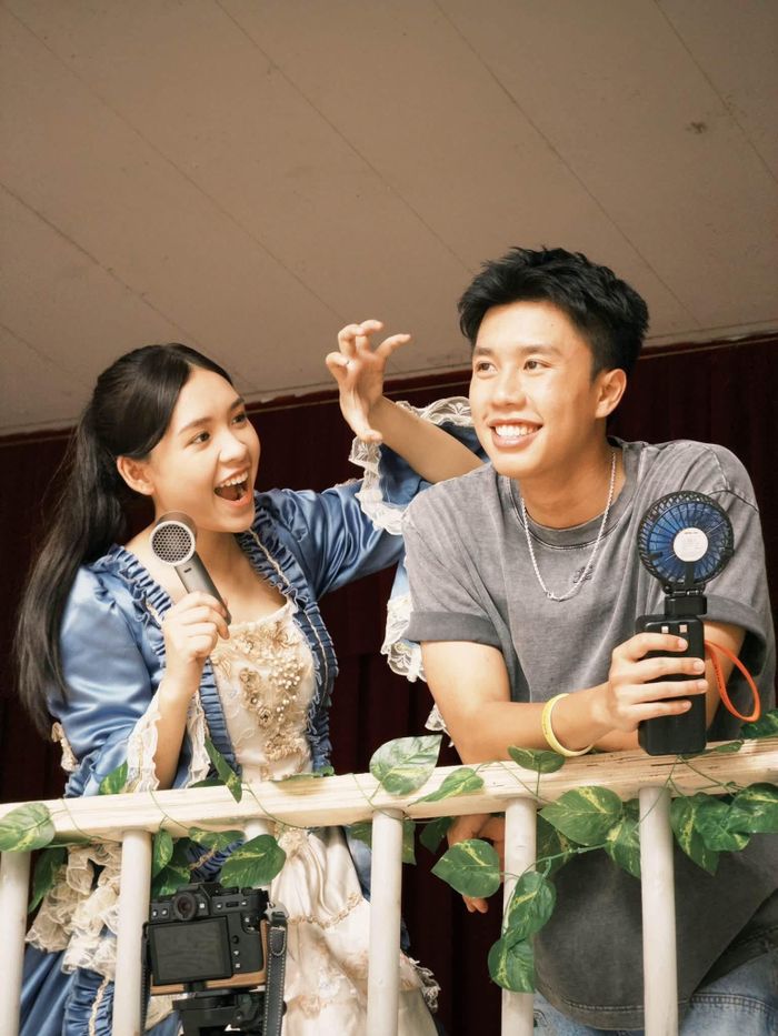 Trong dàn diễn viên trẻ của phim, Lưu Ly là gương mặt mới được khán giả chú ý khi đảm nhận vai Phương ở giai đoạn tuổi học trò.