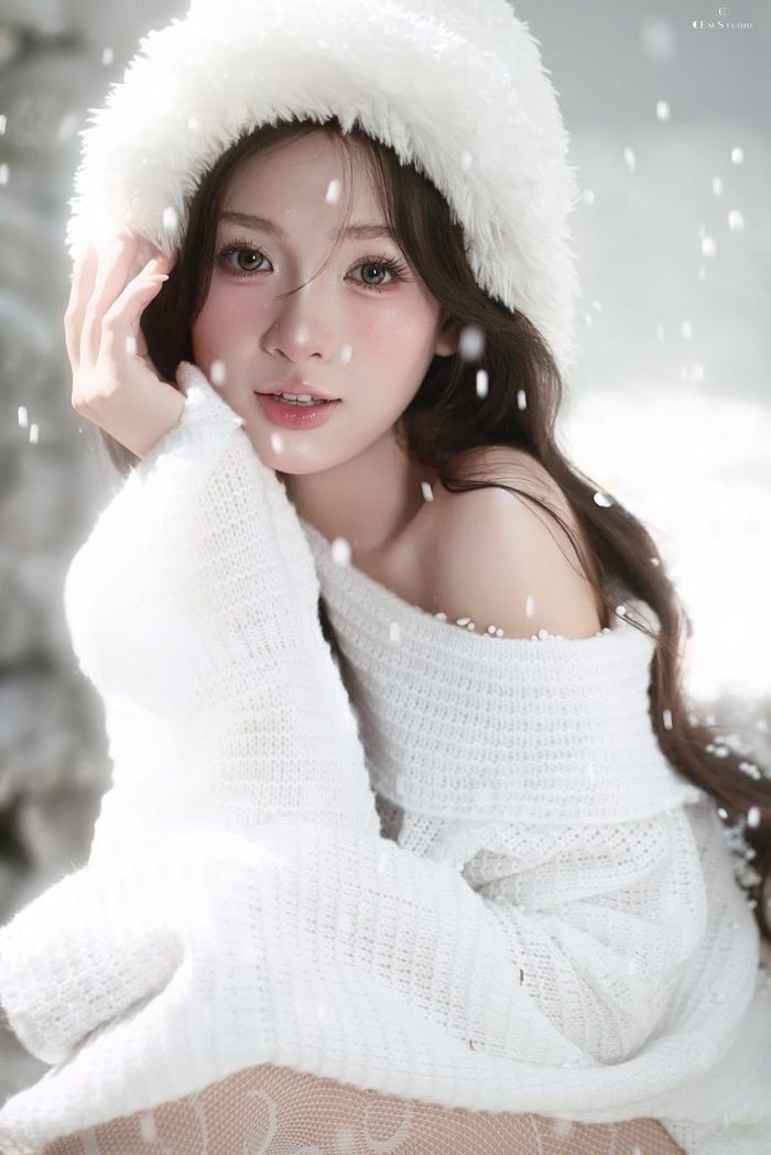 Trong những bộ ảnh từng thực hiện, Lưu Ly mang nhiều phong cách khác nhau. Có khi cô xuất hiện trong hình ảnh nữ tính, ngọt ngào với váy trắng, khi lại mang vẻ cá tính, hiện đại trong trang phục denim và blazer.