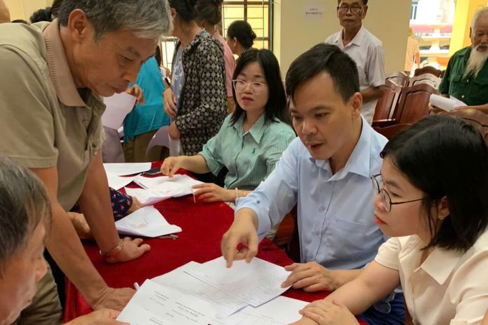 Cán bộ xã Nam Đồng trực tiếp giải thích chính sách bồi thường, hỗ trợ và những vấn đề người dân còn băn khoăn trong quá trình giải phóng mặt bằng.