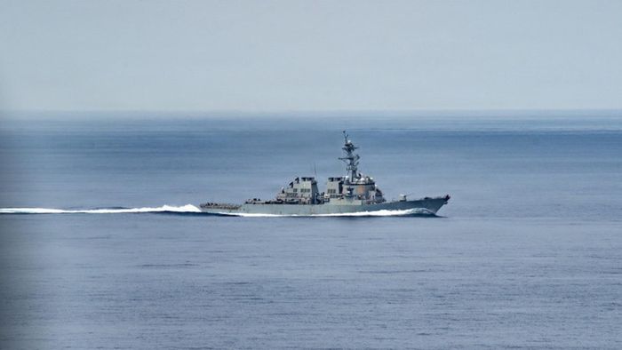 Tàu khu trục USS Benfold.