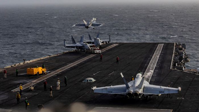 Một chiếc F/A-18E Super Hornet cất cánh từ sàn đáp của tàu sân bay lớp Nimitz USS Abraham Lincoln, trong bối cảnh xung đột Mỹ-Iran. (Ảnh: Reuters) 