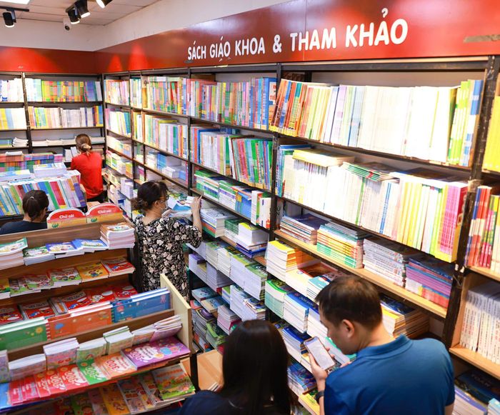 Các cửa hàng sách trong hệ thống của NXBGDVN là lựa chọn tin cậy của phụ huynh và học sinh. (Ảnh: Thanh Tùng)