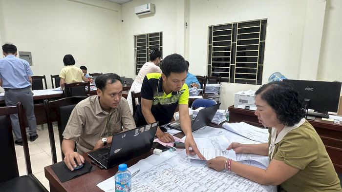 Các thôn và cán bộ phòng chuyên môn xã Thường Tín đang tập trung cao độ cập nhật dữ liệu đất đai trên toàn địa bàn. Ảnh: PV