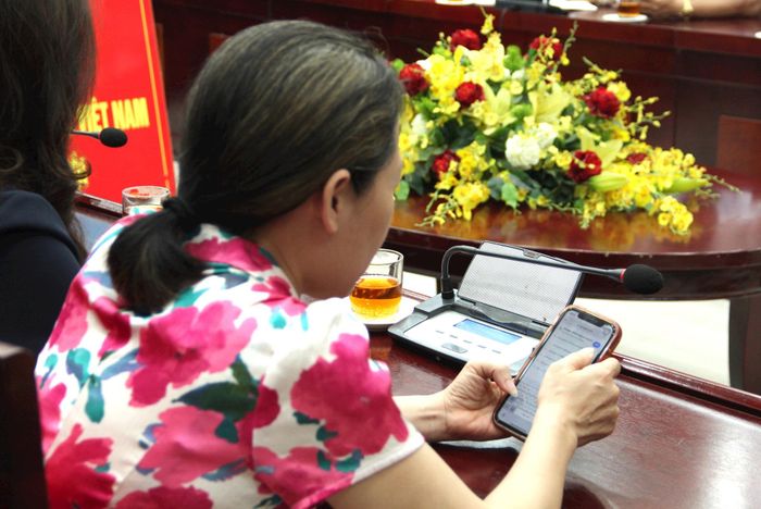 Cán bộ, đảng viên thi trên ứng dụng Công dân Thủ đô số (iHanoi). Ảnh: Lê Dung.