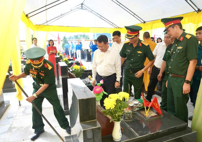 Đồng chí Hoàng Anh Tuấn - Thành ủy viên, Bí thư Đảng ủy xã Quang Minh kiểm tra công tác khai quật, lấy mẫu hài cốt liệt sĩ chưa xác định được thông tin tại Nghĩa trang liệt sĩ Kim Hoa. Ảnh: Phạm Hùng